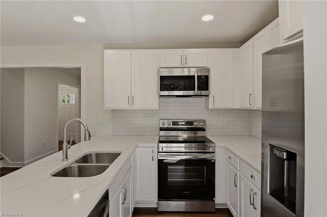 1160 Castlegate Drive, Winston-salem, NC 27103