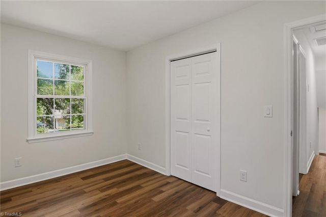1160 Castlegate Drive, Winston-salem, NC 27103