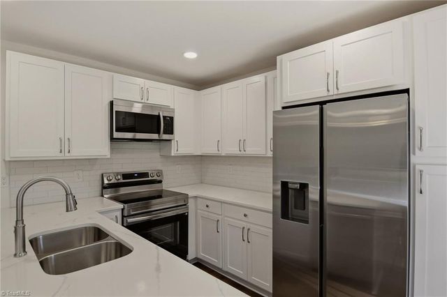1160 Castlegate Drive, Winston-salem, NC 27103