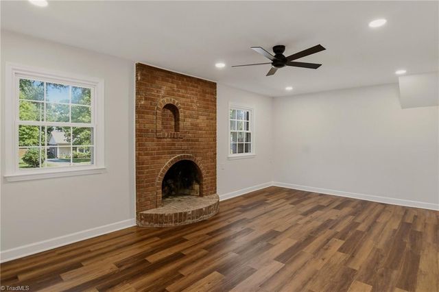 1160 Castlegate Drive, Winston-salem, NC 27103