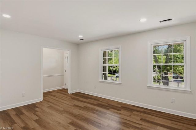 1160 Castlegate Drive, Winston-salem, NC 27103