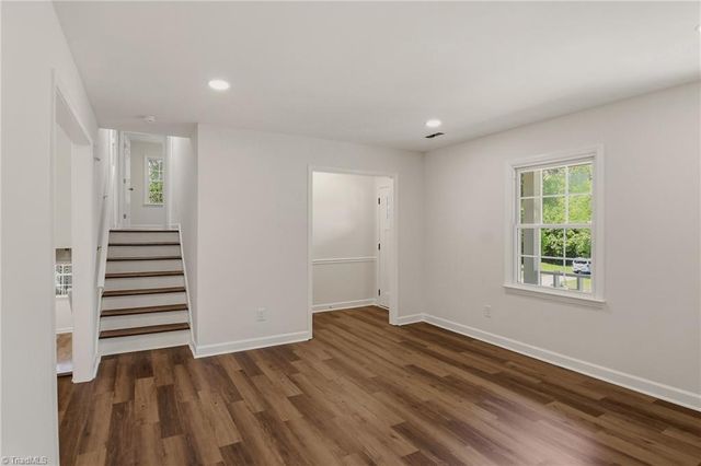 1160 Castlegate Drive, Winston-salem, NC 27103