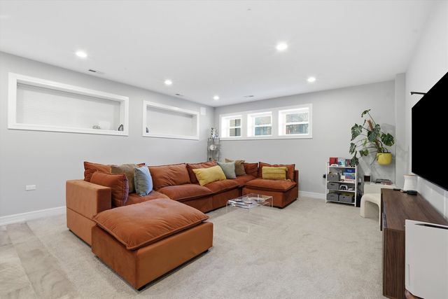 1635 N Central Park Avenue, Chicago, IL 60647