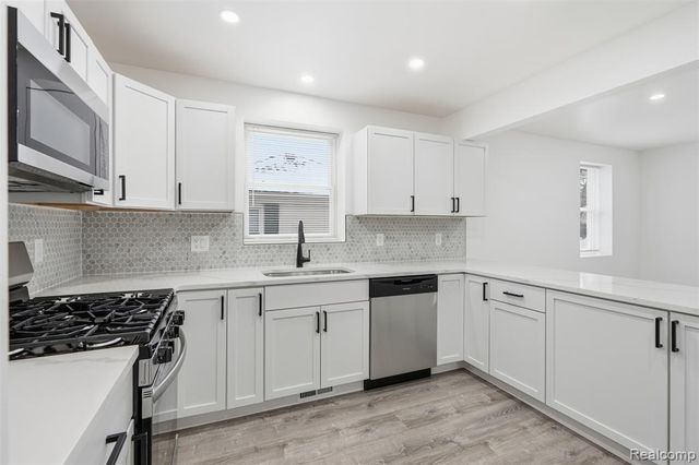 21912 E 10 Mile Road, Saint Clair Shores, MI 48080