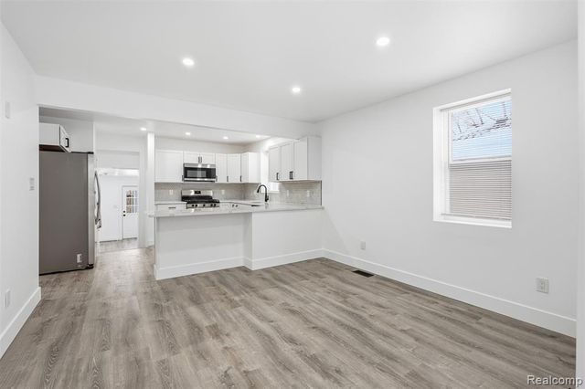 21912 E 10 Mile Road, Saint Clair Shores, MI 48080