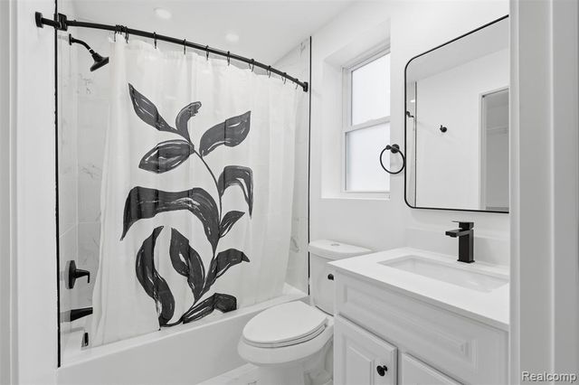 21912 E 10 Mile Road, Saint Clair Shores, MI 48080