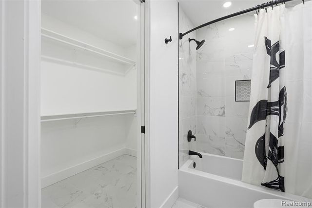 21912 E 10 Mile Road, Saint Clair Shores, MI 48080