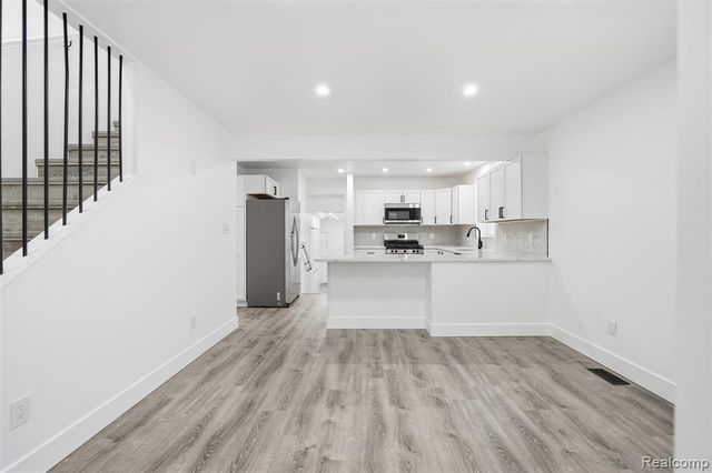 21912 E 10 Mile Road, Saint Clair Shores, MI 48080