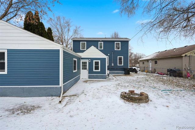 21912 E 10 Mile Road, Saint Clair Shores, MI 48080