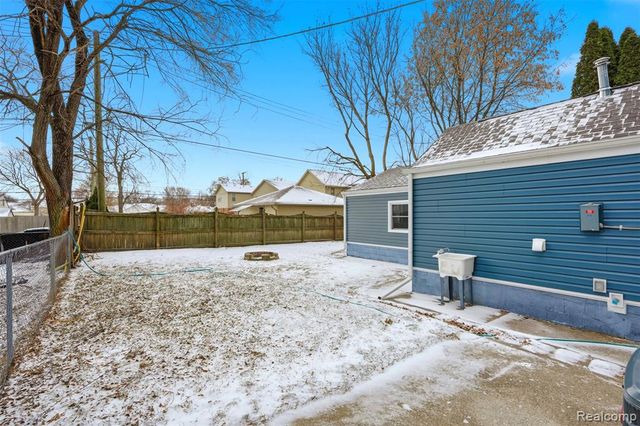 21912 E 10 Mile Road, Saint Clair Shores, MI 48080