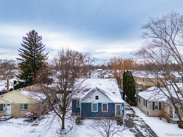 21912 E 10 Mile Road, Saint Clair Shores, MI 48080