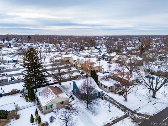 21912 E 10 Mile Road, Saint Clair Shores, MI 48080