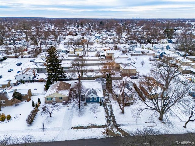 21912 E 10 Mile Road, Saint Clair Shores, MI 48080