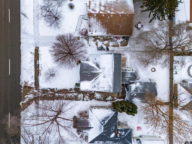 21912 E 10 Mile Road, Saint Clair Shores, MI 48080