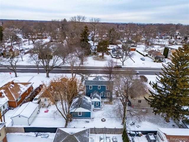 21912 E 10 Mile Road, Saint Clair Shores, MI 48080