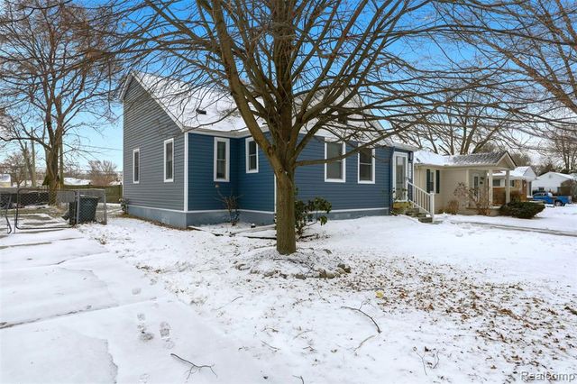 21912 E 10 Mile Road, Saint Clair Shores, MI 48080