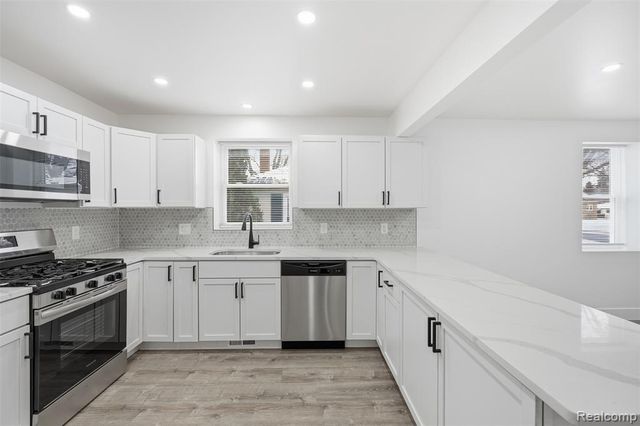 21912 E 10 Mile Road, Saint Clair Shores, MI 48080