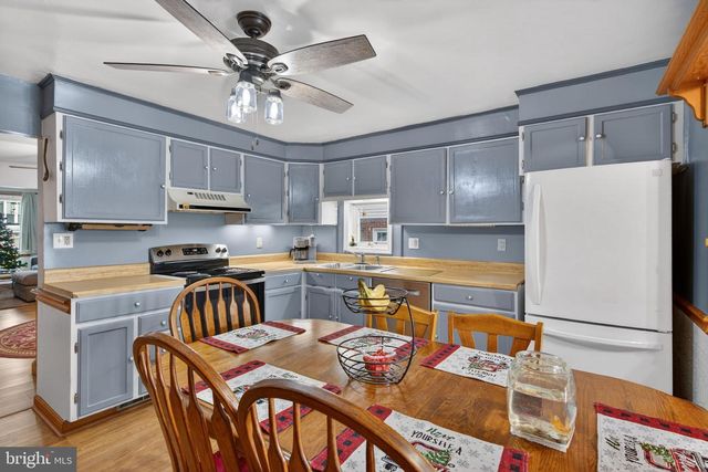 926 BROAD ST, Akron, PA 17501