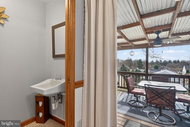 926 BROAD ST, Akron, PA 17501