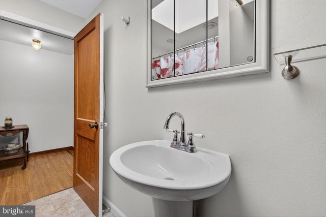 926 BROAD ST, Akron, PA 17501