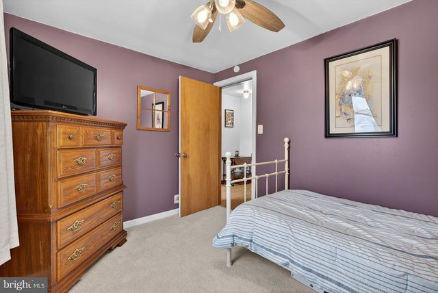 926 BROAD ST, Akron, PA 17501