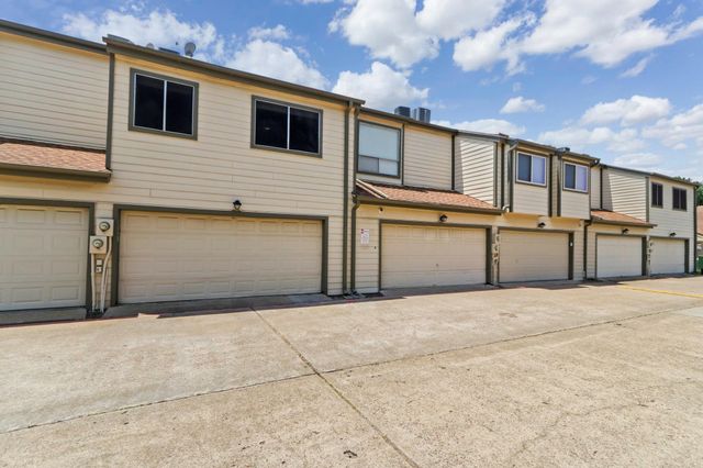 710 Country Place Drive E, Houston, TX 77079