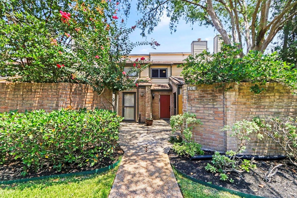 710 Country Place Drive E, Houston, TX 77079