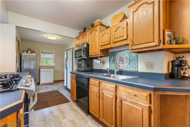 1431 Pin Oak Drive, Akron, OH 44312