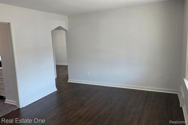 1421 E Evelyn Avenue, Hazel Park, MI 48030