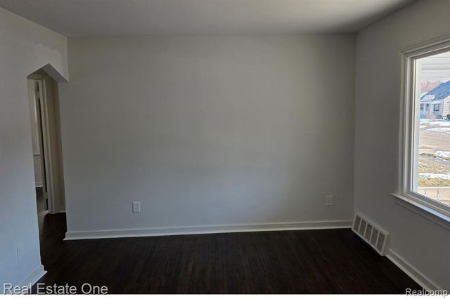 1421 E Evelyn Avenue, Hazel Park, MI 48030