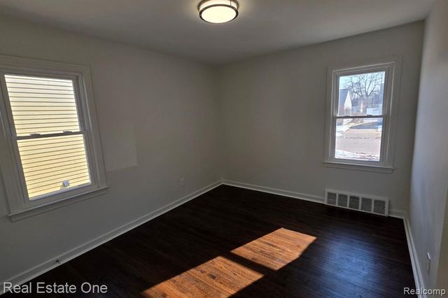 1421 E Evelyn Avenue, Hazel Park, MI 48030