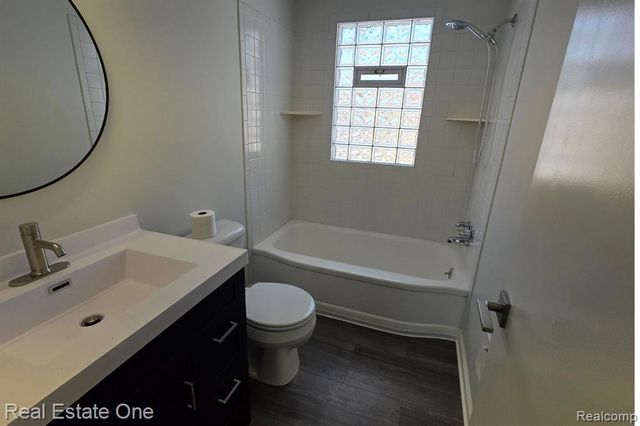 1421 E Evelyn Avenue, Hazel Park, MI 48030