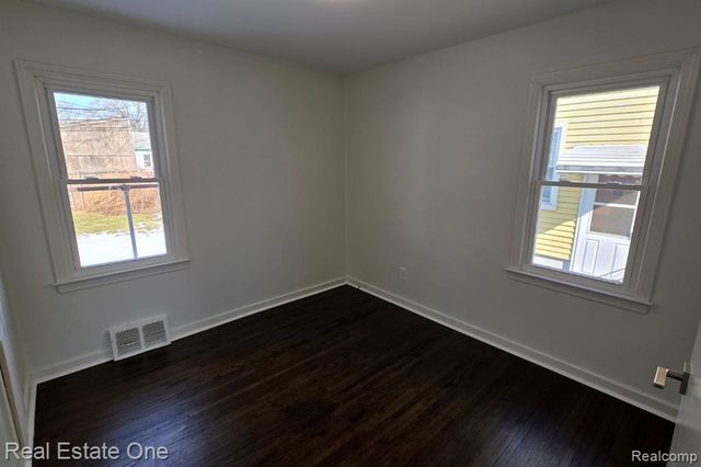 1421 E Evelyn Avenue, Hazel Park, MI 48030