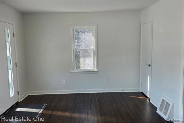 1421 E Evelyn Avenue, Hazel Park, MI 48030