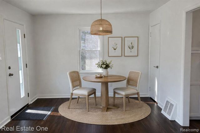 1421 E Evelyn Avenue, Hazel Park, MI 48030