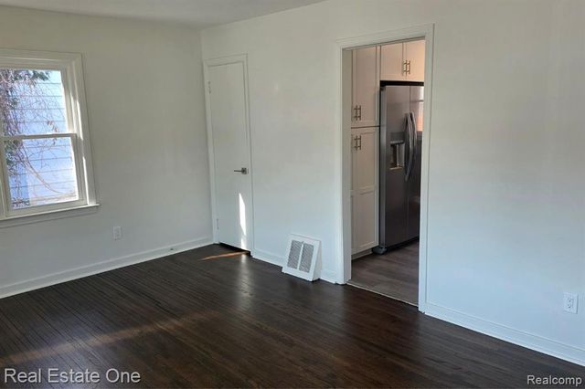 1421 E Evelyn Avenue, Hazel Park, MI 48030