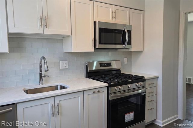 1421 E Evelyn Avenue, Hazel Park, MI 48030