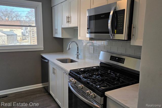 1421 E Evelyn Avenue, Hazel Park, MI 48030