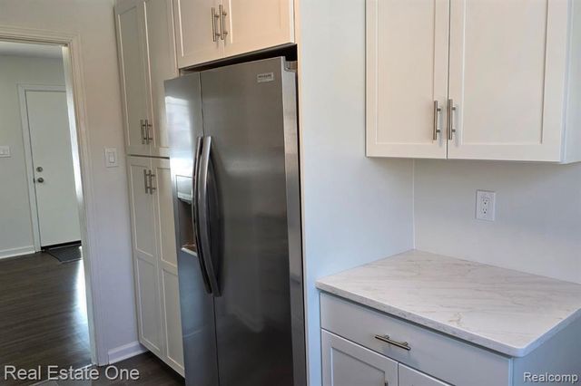 1421 E Evelyn Avenue, Hazel Park, MI 48030