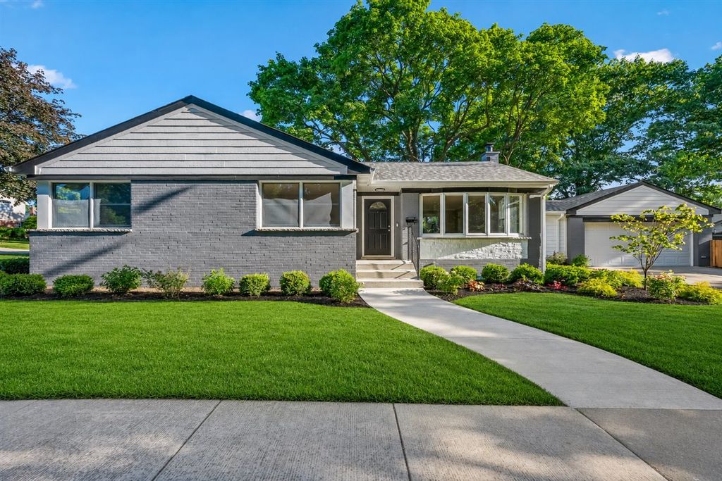 Image 1 of property listing at 20 N Waverly Place, Mount Prospect, IL 60056