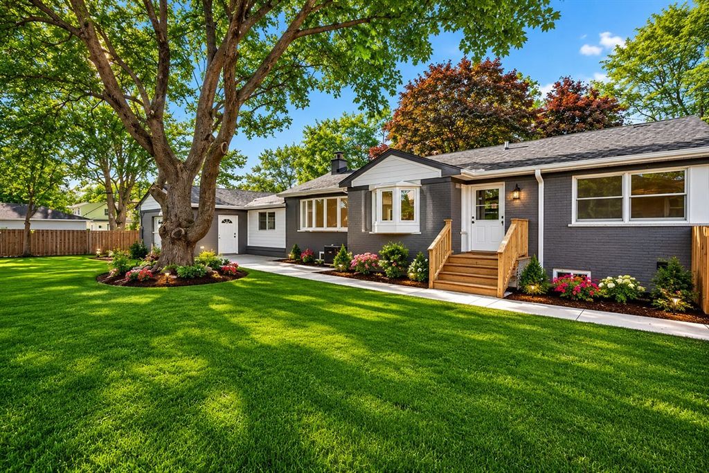 Image 2 of property listing at 20 N Waverly Place, Mount Prospect, IL 60056