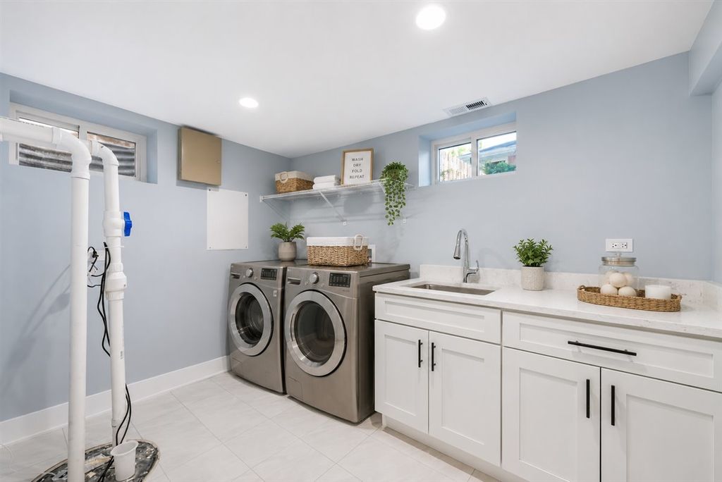 Image 18 of property listing at 20 N Waverly Place, Mount Prospect, IL 60056