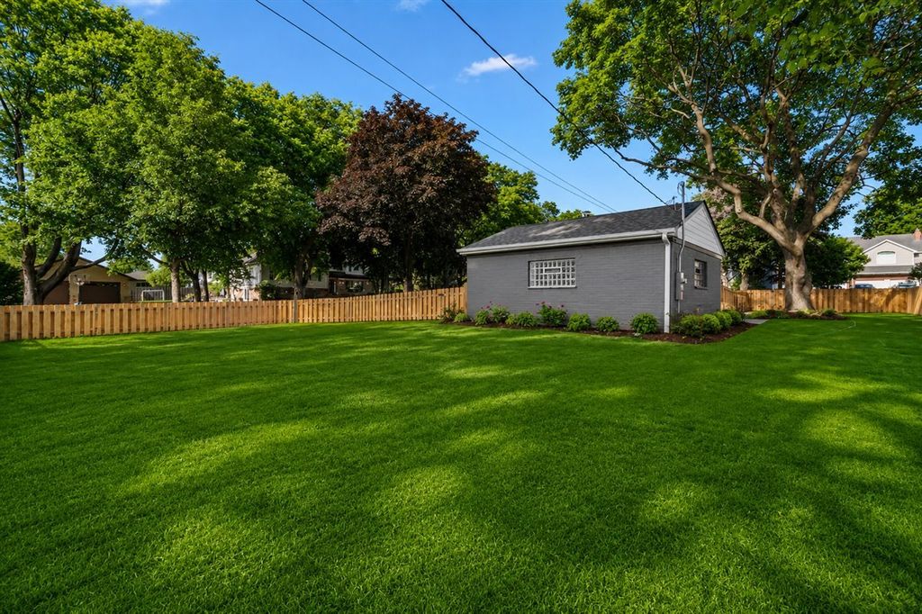 Image 20 of property listing at 20 N Waverly Place, Mount Prospect, IL 60056