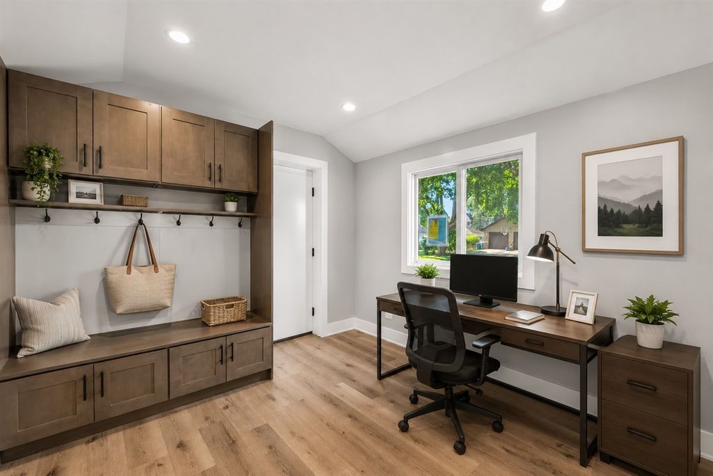 Image 3 of property listing at 20 N Waverly Place, Mount Prospect, IL 60056
