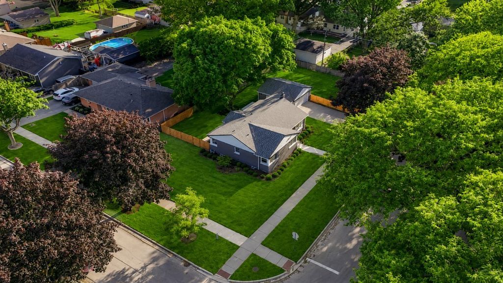 Image 21 of property listing at 20 N Waverly Place, Mount Prospect, IL 60056