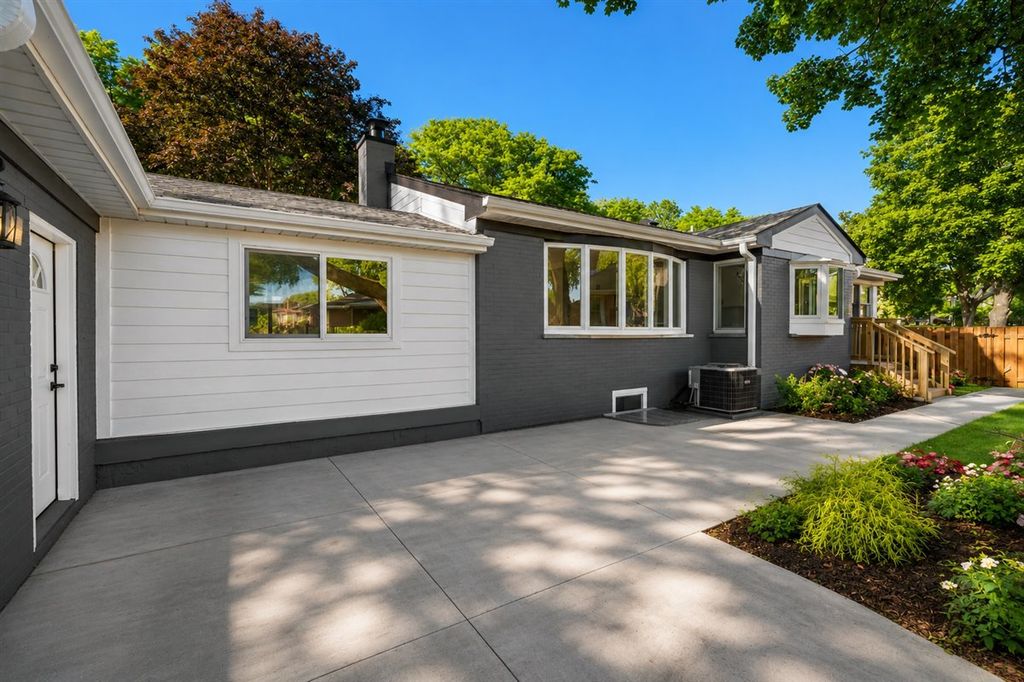 Image 22 of property listing at 20 N Waverly Place, Mount Prospect, IL 60056