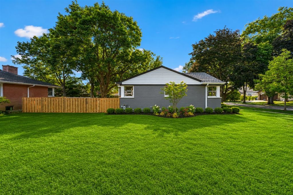 Image 25 of property listing at 20 N Waverly Place, Mount Prospect, IL 60056