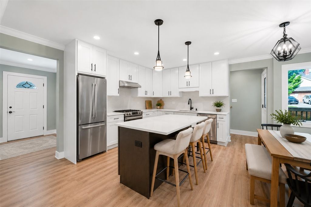 Image 6 of property listing at 20 N Waverly Place, Mount Prospect, IL 60056