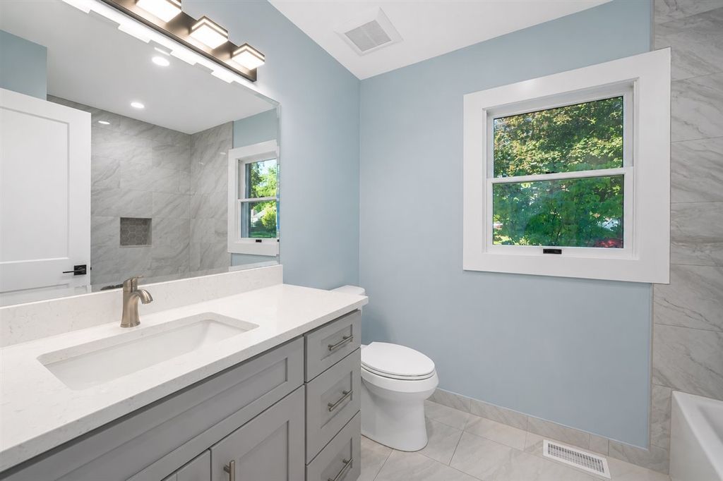 Image 9 of property listing at 20 N Waverly Place, Mount Prospect, IL 60056