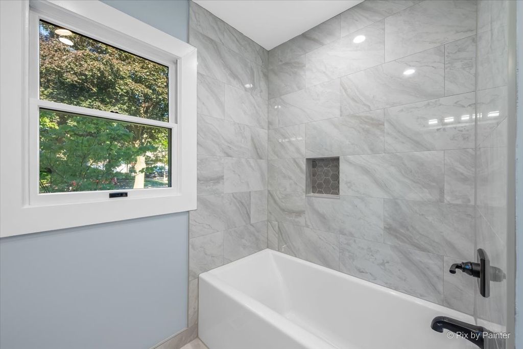 Image 10 of property listing at 20 N Waverly Place, Mount Prospect, IL 60056